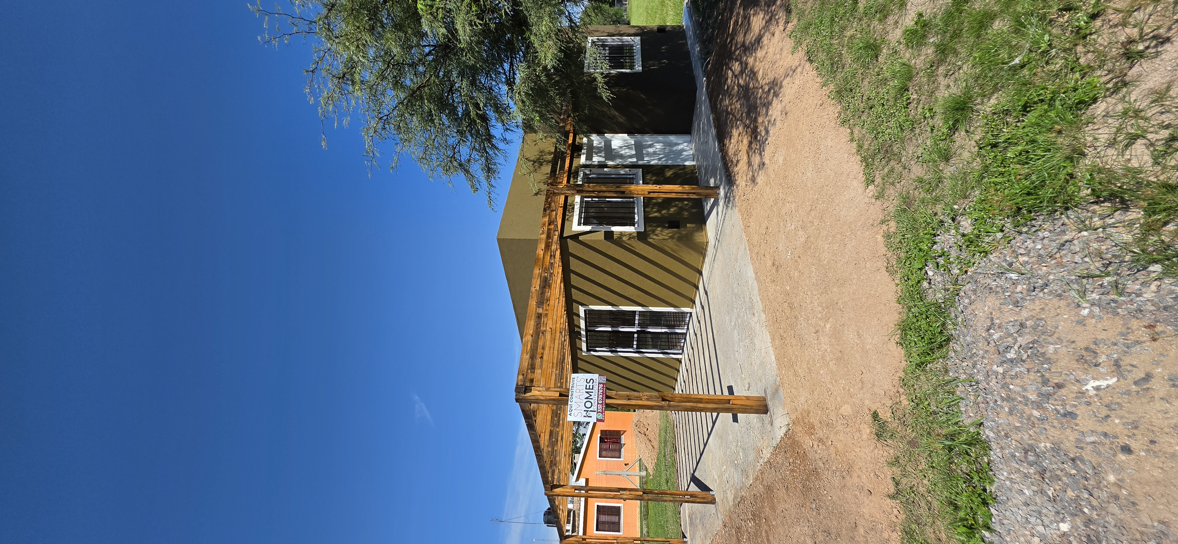 Casa Línea Clásica con cartel de obra